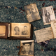Imagen para el artículo titulado Encuentra 15 carteras de los años 40 ocultas tras una pared cuando remodelaba el baño